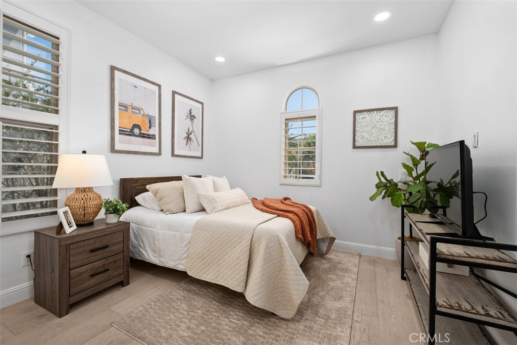 Main level bedroom is adjacent to the bathroom. - 19 Calle Verdadero, San Clemente CA 92673 - photo 7