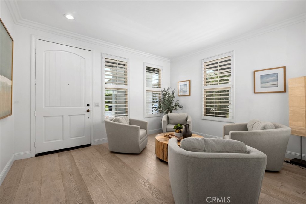 Front entrance in to the living room. - 19 Calle Verdadero, San Clemente CA 92673 - photo 12