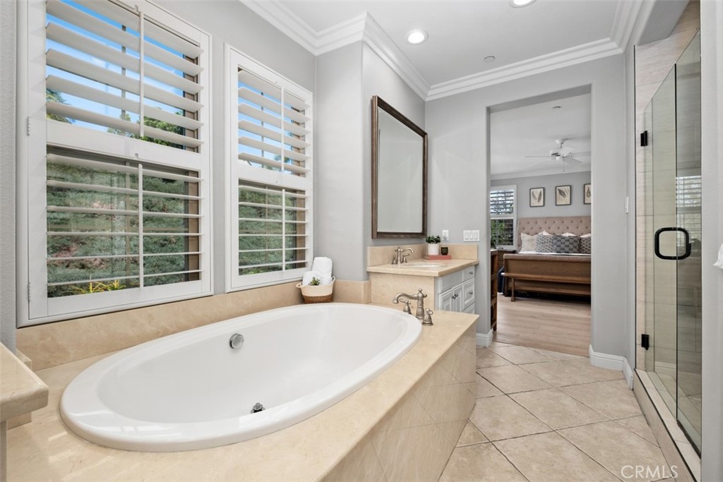 Soaking tub and dual sinks are more features to this primary en-suite. - 19 Calle Verdadero, San Clemente CA 92673 - photo 26