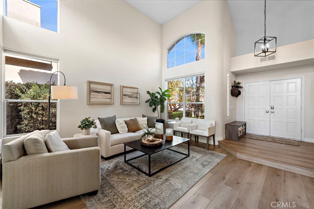 Vaulted ceilings, Laminate wood floors - 2004 Via Solona, San Clemente CA 92673 - photo 5