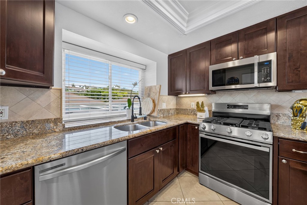 Kitchen - 2127 Avenida Espada 210, San Clemente CA 92673 - photo 12