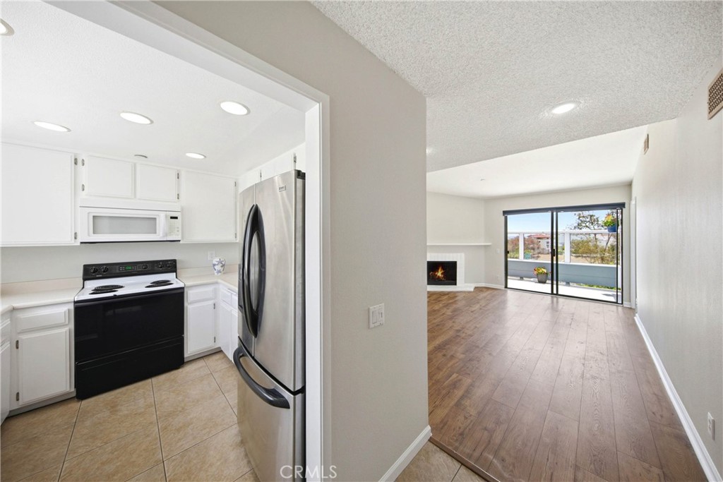 Entrance looking into kitchen and living room - 2147 Calle Ola Verde, San Clemente CA 92673 - photo 14