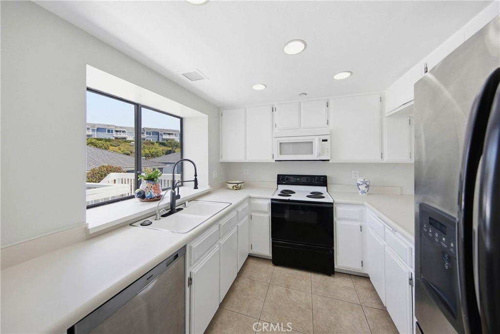 Kitchen - 2147 Calle Ola Verde, San Clemente CA 92673 - photo 15