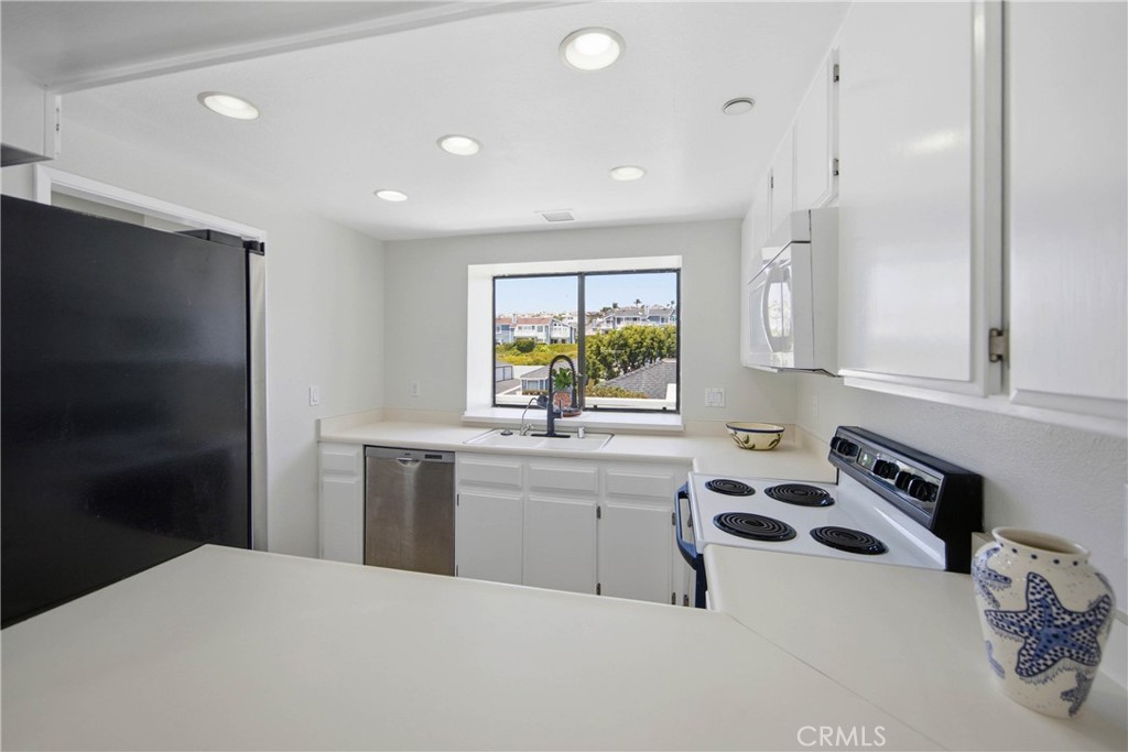 Kitchen - 2147 Calle Ola Verde, San Clemente CA 92673 - photo 17