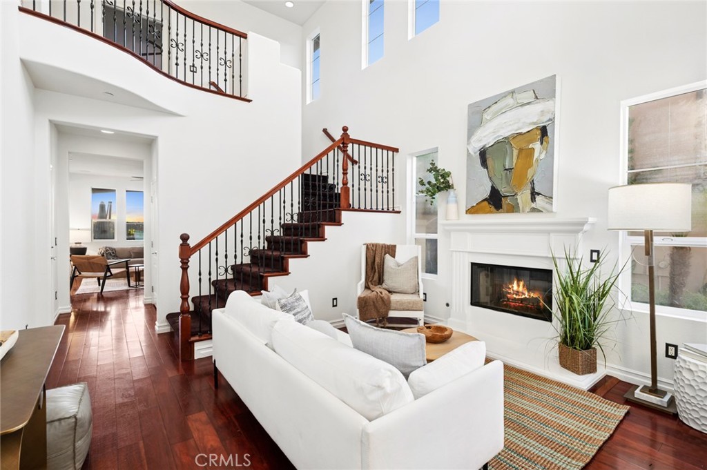 Light-filled interior with a bright and welcoming atmosphere - 23 Via Cristobal, San Clemente CA 92673 - photo 9