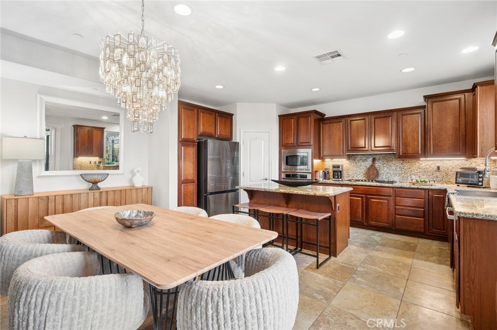 Abundant natural light enhances the home’s inviting interior - 23 Via Cristobal, San Clemente CA 92673 - photo 15