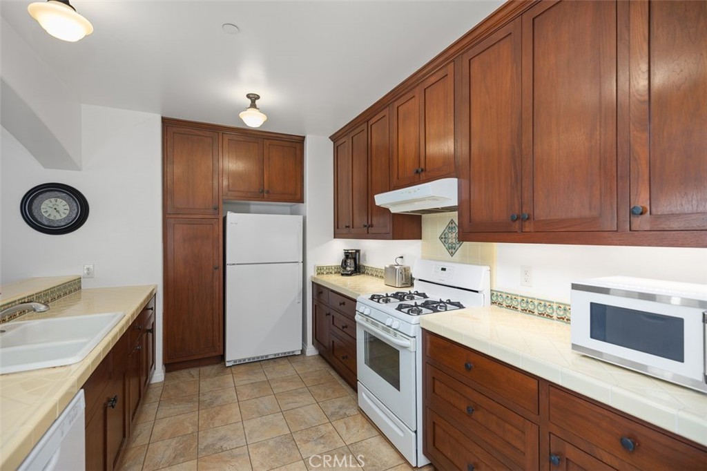 Kitchen with beautiful Spanish tiles. - 240 Avenida Rosa B, San Clemente CA 92672 - photo 18