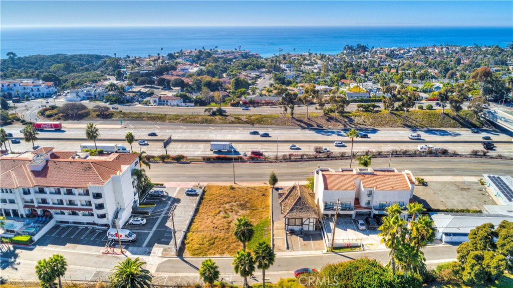 Close to beach, San Clemente Golf Course, easy 5 Freeway access. - 2449 S El Camino Real, San Clemente CA 92672 - photo 2