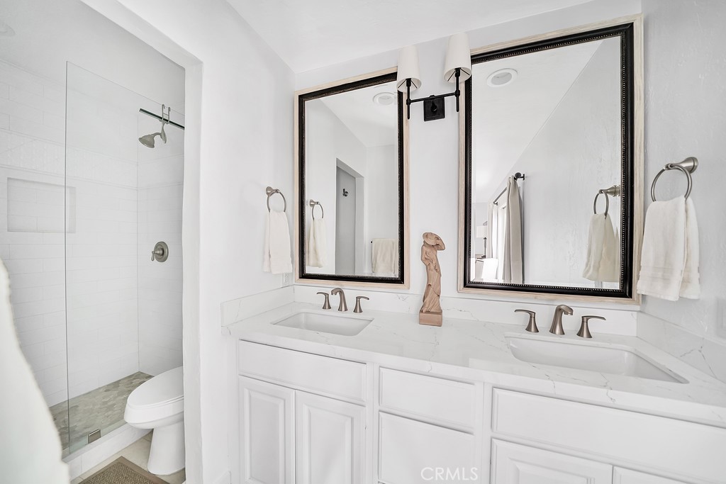 Ensuite double sink bathroom - 2897 Calle Heraldo, San Clemente CA 92673 - photo 10