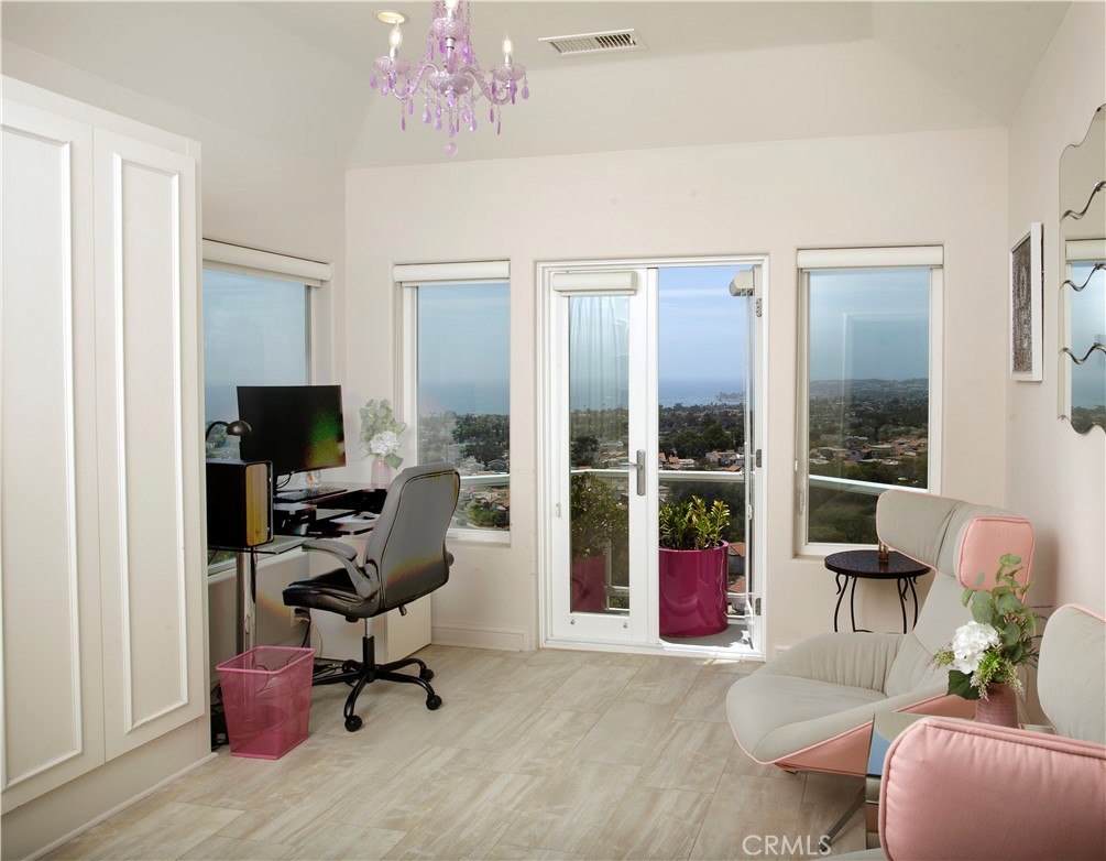 A light-filled guest suite offers ocean views, exceptional flexibility as a private bedroom, executive home office, or c - 3 Via Pasa, San Clemente CA 92673 - photo 26