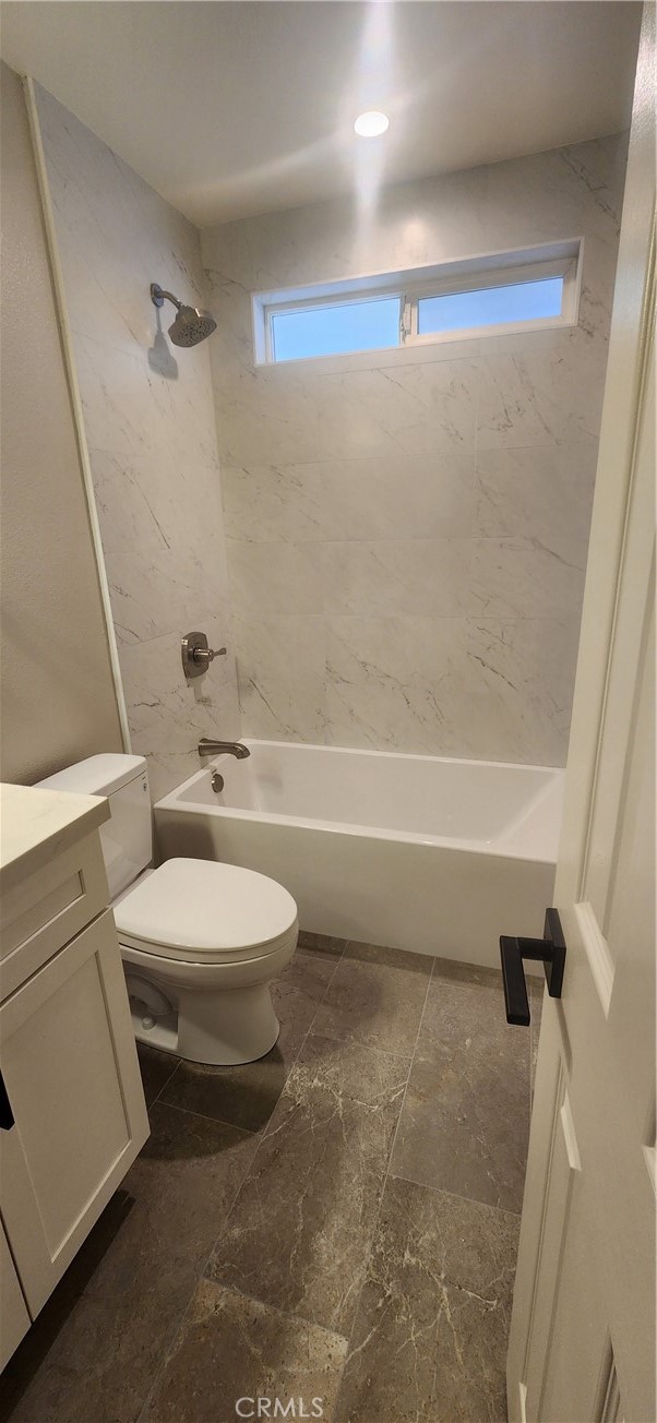 1st Bathroom with tub/shower - 305 Acebo Lane C, San Clemente CA 92672 - photo 12