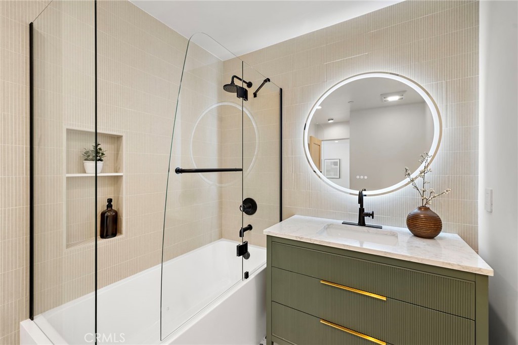 Bedroom #3 Ensuite Bathroom - 318 Avenida Costanso, San Clemente CA 92672 - photo 44