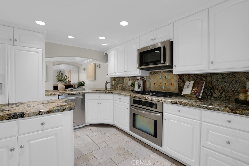 Marble countertops and backsplash - 3396 Paseo Halcon, San Clemente CA 92672 - photo 9