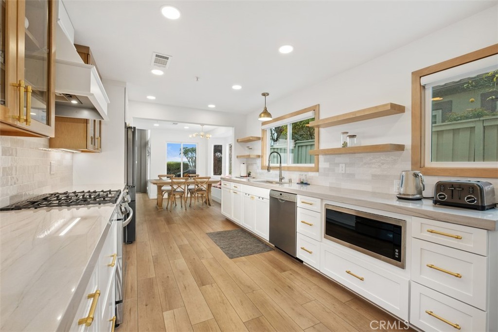 Beautifully updated kitchen - 40 Camino Katia, San Clemente CA 92672 - photo 16