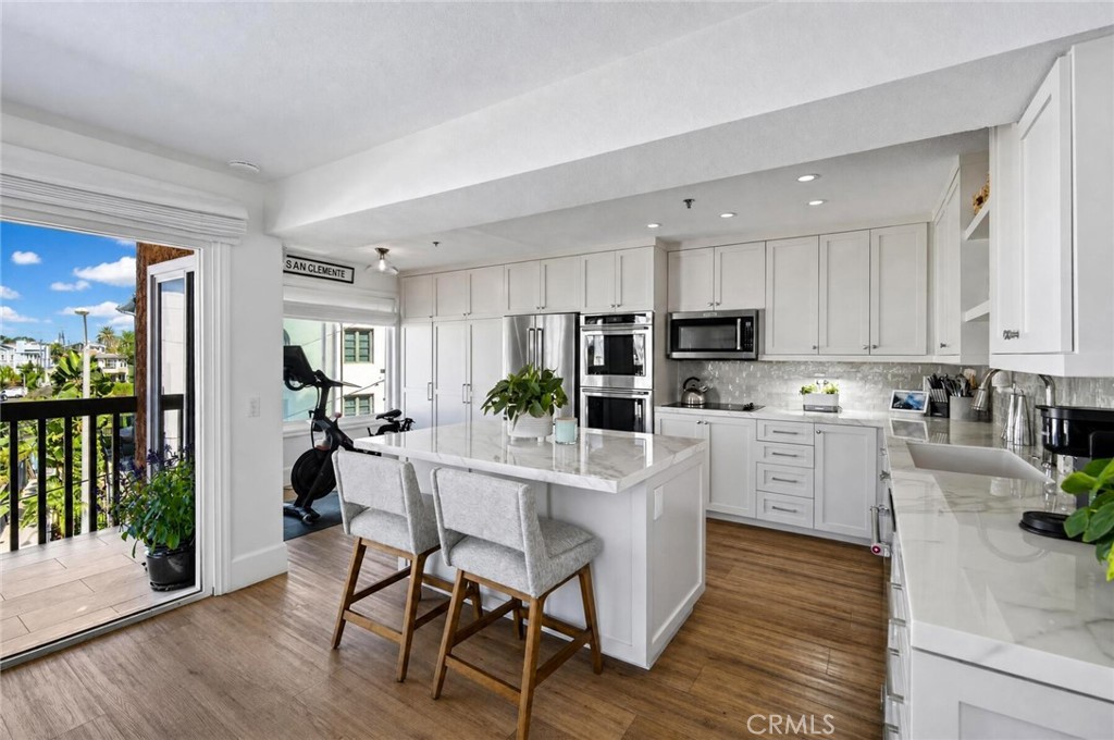 Remodeled with high-end finishes, new KitchenAid appliances and custom cabinetry - 409 Arenoso 2, San Clemente CA 92672 - photo 9