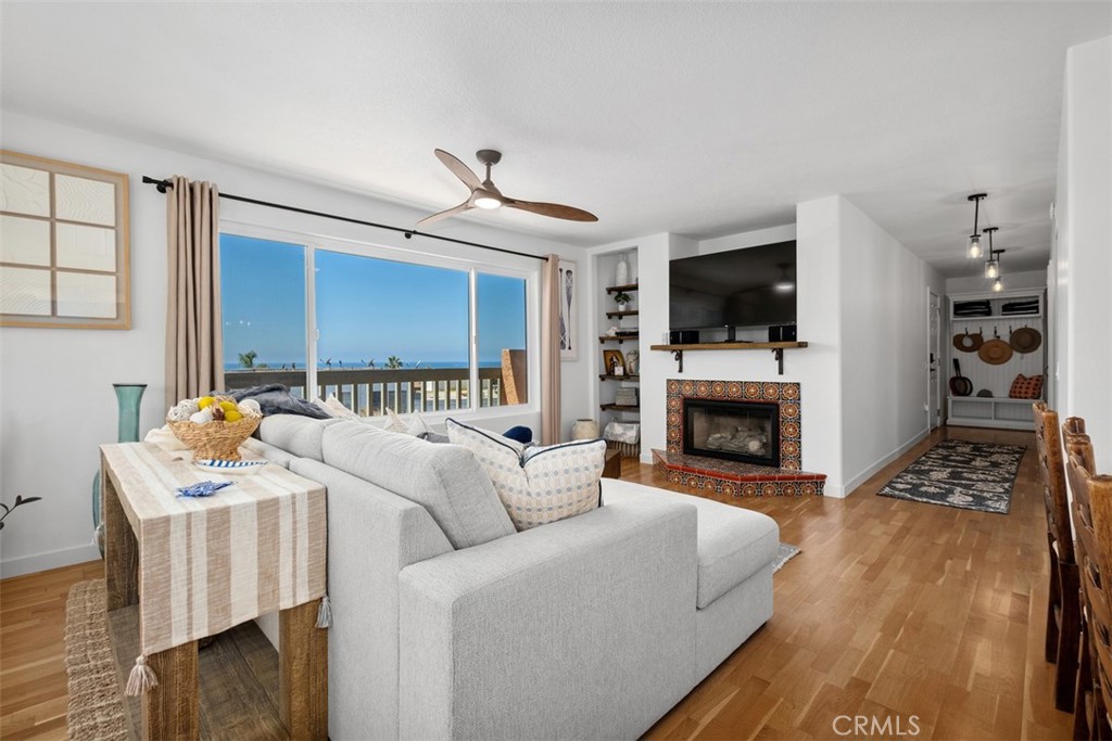 Spacious living room with TV & Fireplace - 409 Arenoso Lane 12, San Clemente CA 92672 - photo 5