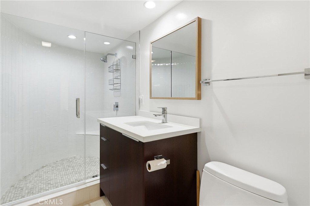 ensuite 2nd bathroom - 410 Corto Lane E, San Clemente CA 92672 - photo 22