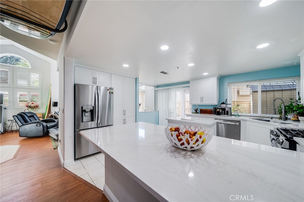 Open and bright with breakfast bar - 423 Via Presa, San Clemente CA 92672 - photo 7