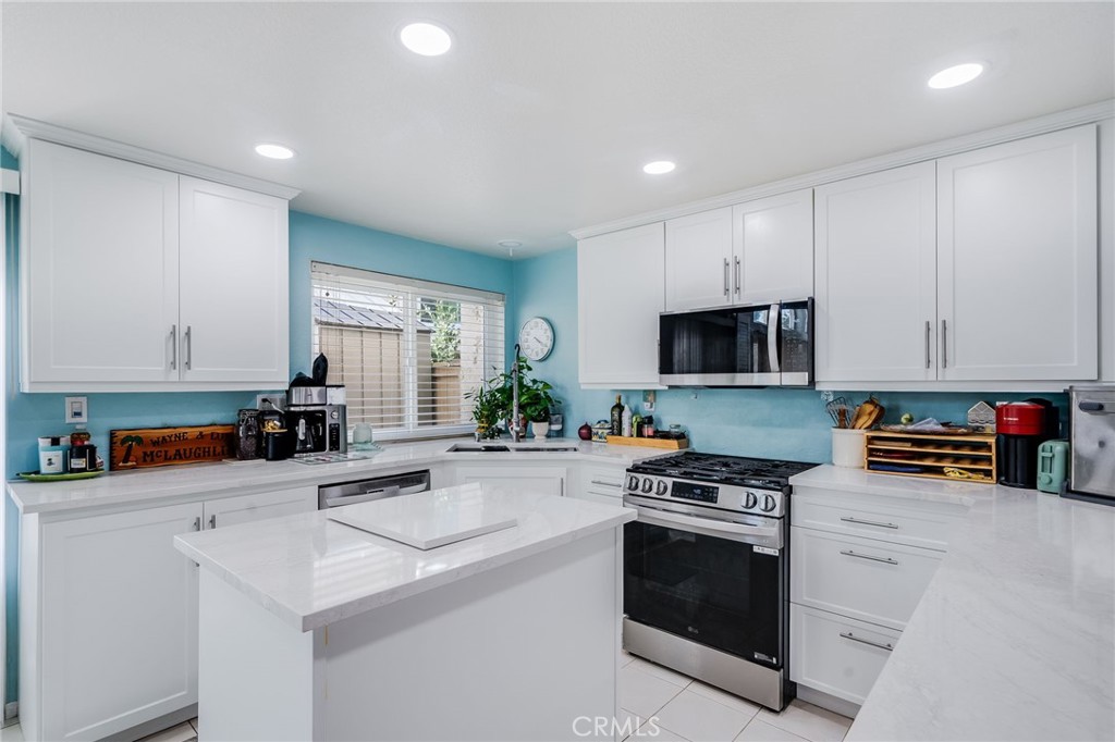 Island and breakfast bar - 423 Via Presa, San Clemente CA 92672 - photo 9