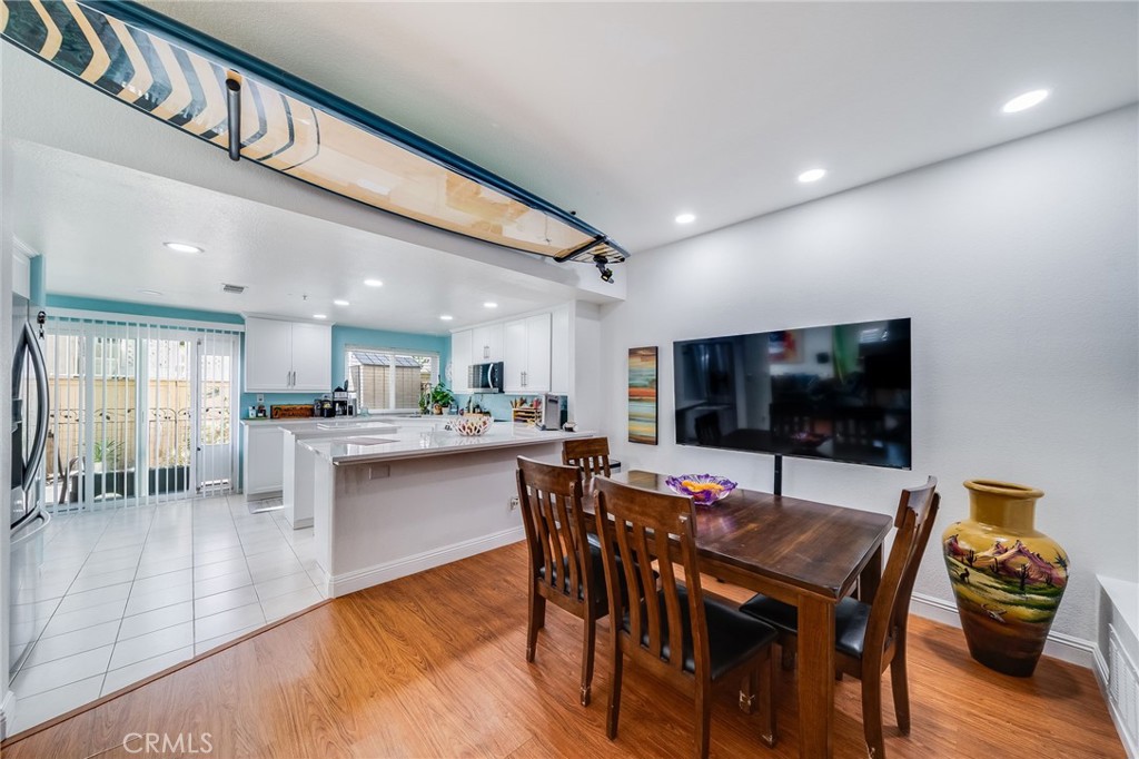 Breakfast bar and dining area - 423 Via Presa, San Clemente CA 92672 - photo 11