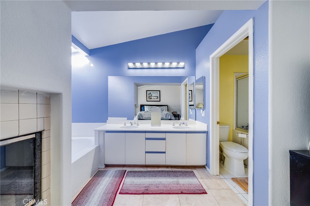 Ensuite primary bath with soaking tub and walk in shower - 423 Via Presa, San Clemente CA 92672 - photo 16