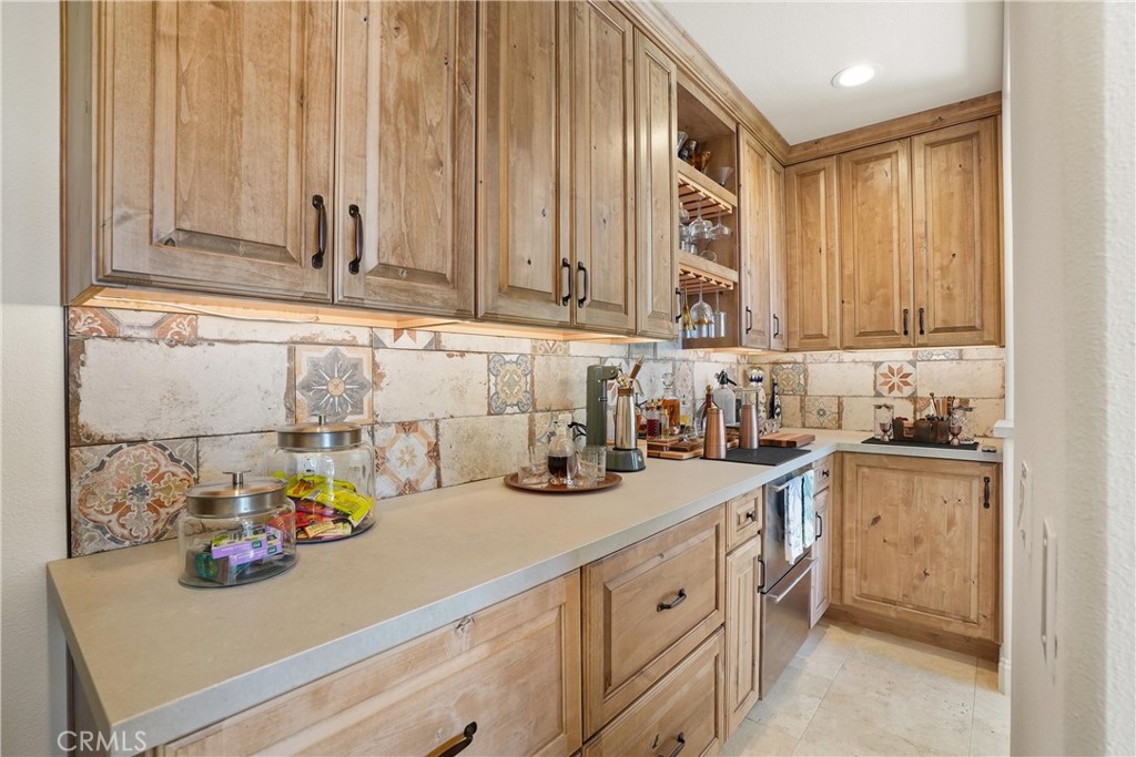A beautifully appointed combination butler's pantry and custom bar makes serving and entertaining effortless. - 6614 Colina Puesta, San Clemente CA 92673 - photo 11