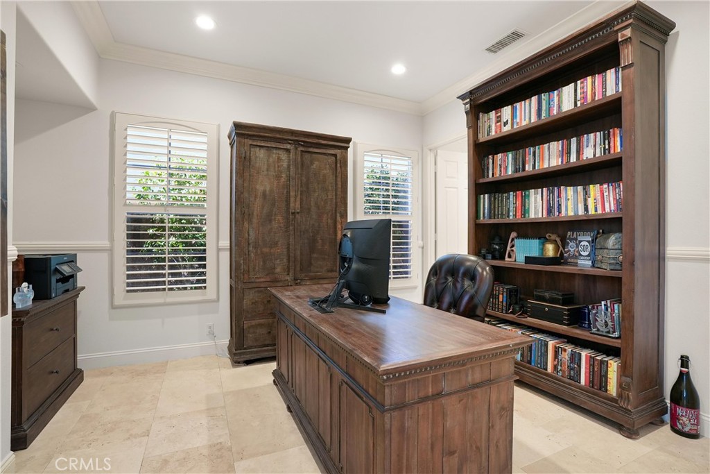 Welcoming main-floor bedroom with en-suite bathroom offers convenience of downstairs living. - 6614 Colina Puesta, San Clemente CA 92673 - photo 20