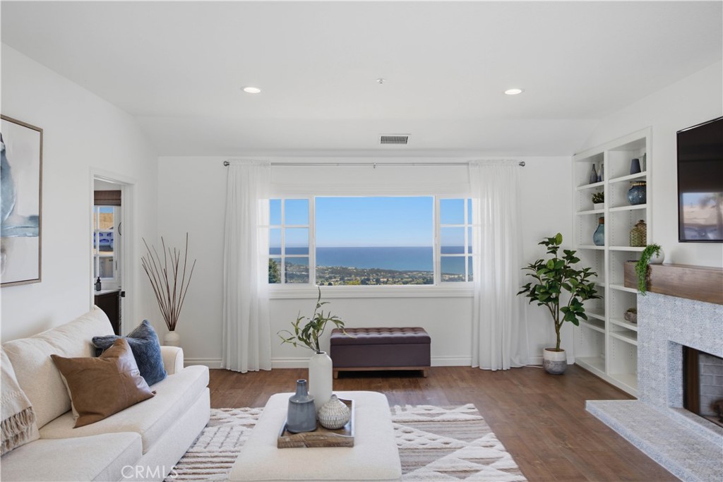 Upstairs Living Room. - 880 Avenida Acapulco, San Clemente CA 92672 - photo 6
