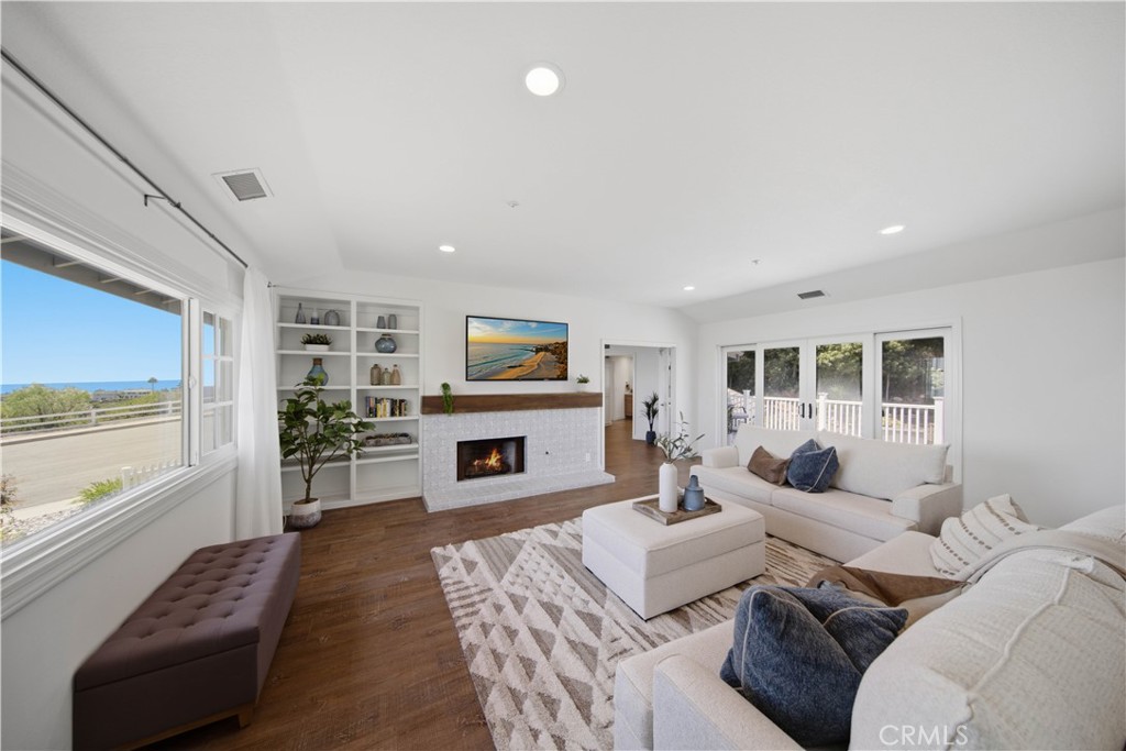 Upstairs Living Room. - 880 Avenida Acapulco, San Clemente CA 92672 - photo 19