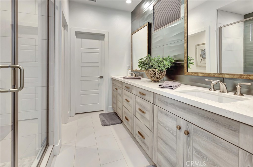 Mainfloor suite bath - 26308 Paseo Sillin, San Juan Capistrano CA 92675 - photo 13