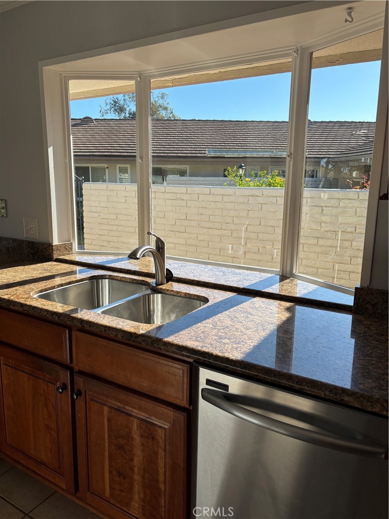 Kitchen overlooks the patio - 27111 Capote De Paseo C, San Juan Capistrano CA 92675 - photo 12