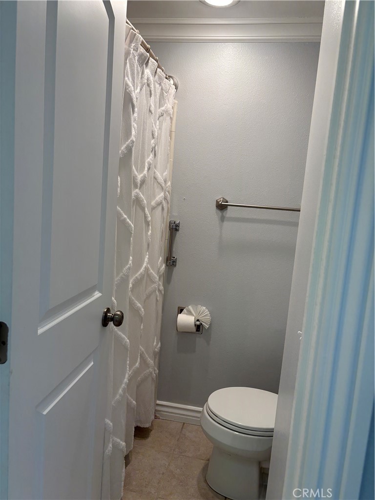 Second bathroom with tub/shower combination - 27111 Capote De Paseo C, San Juan Capistrano CA 92675 - photo 20