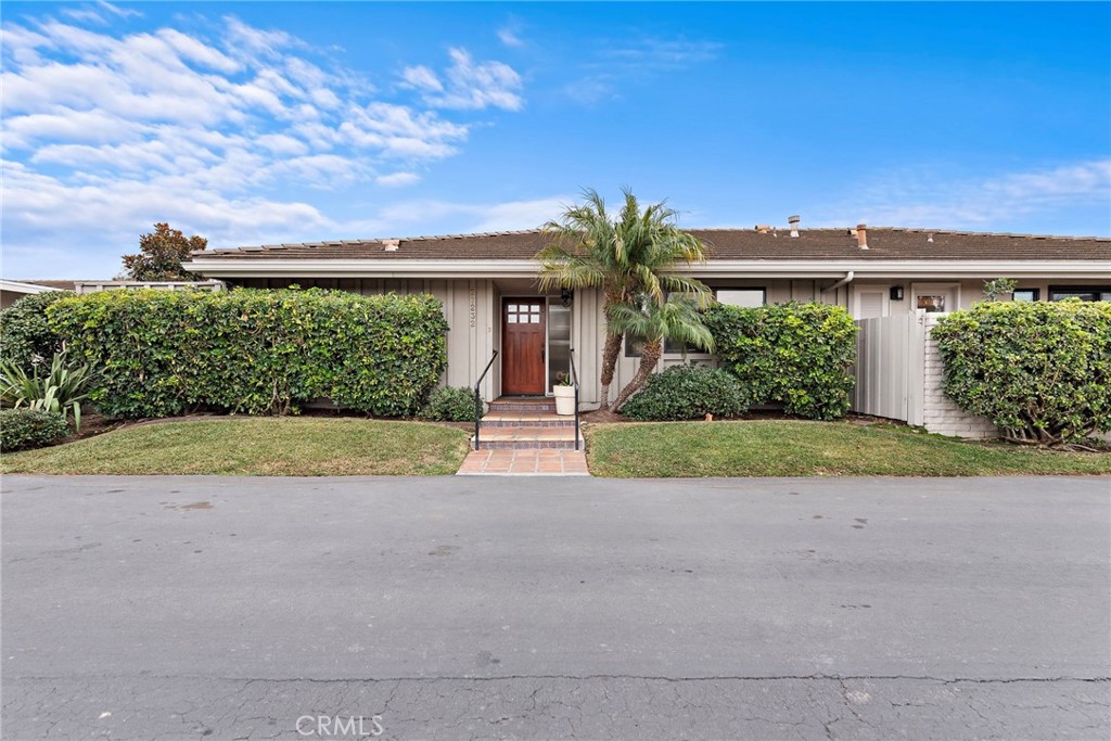 Entrance to home. 2 car garage to the right. Not pictured. - 27232 Paseo Burladero B, San Juan Capistrano CA 92675 - photo 2