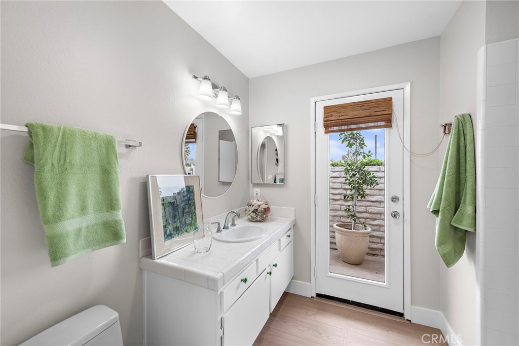 Hall Bathroom with tub shower combo. - 27232 Paseo Burladero B, San Juan Capistrano CA 92675 - photo 12