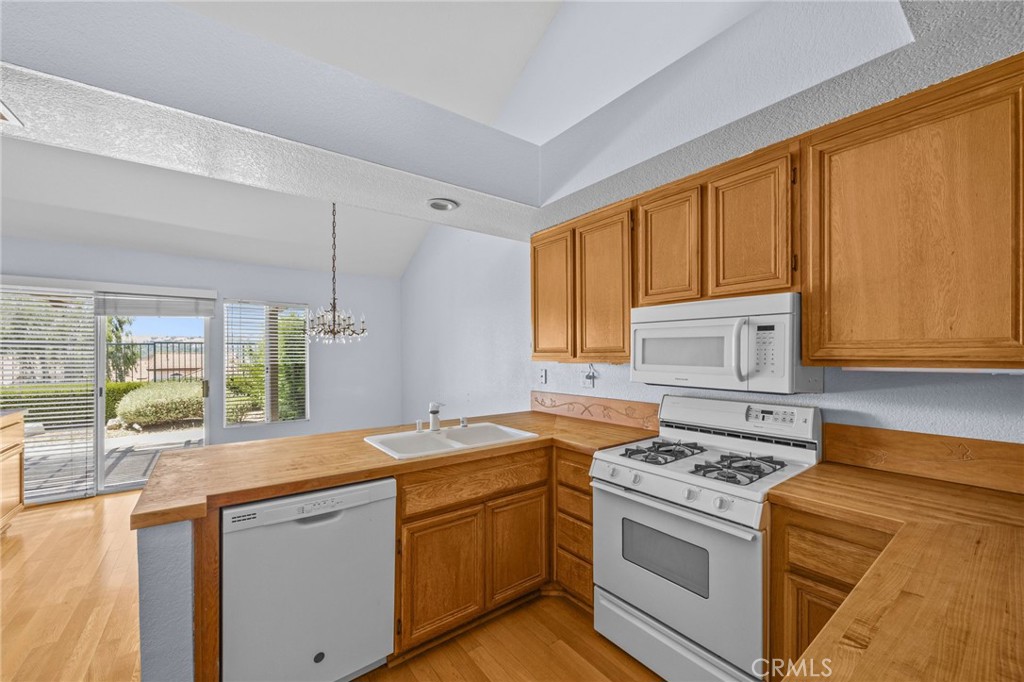 Kitchen - 27353 Paseo Ravenna 35, San Juan Capistrano CA 92675 - photo 10