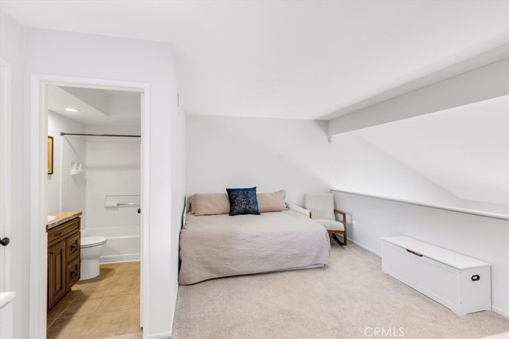 Upstairs is the spacious, multi-use loft with an ensuite bathroom! Easily converts to a third bedroom or great for bonus - 27355 Paseo Laguna, San Juan Capistrano CA 92675 - photo 29