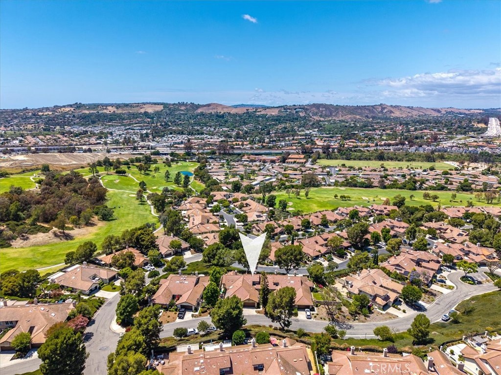 Mesa Vista community overlooks the popular San Juan Hills Golf Course and the "Paseo" that runs the length of the commun - 27355 Paseo Laguna, San Juan Capistrano CA 92675 - photo 43