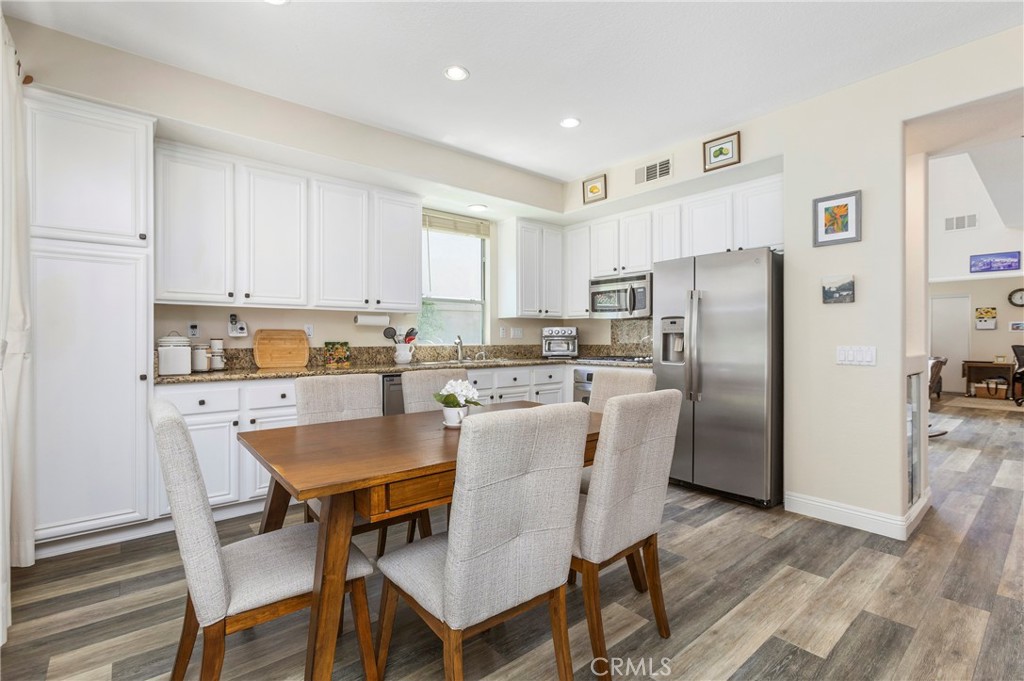 Kitchen with dining table - 27971 Via De Costa, San Juan Capistrano CA 92675 - photo 9