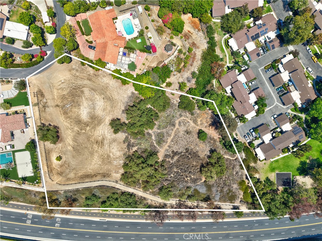 Fabulous lot with direct access to the horse trails! White border is estimated property line, buyer to confirm. - 29600 Spotted Bull Lane, San Juan Capistrano CA 92675 - photo 2