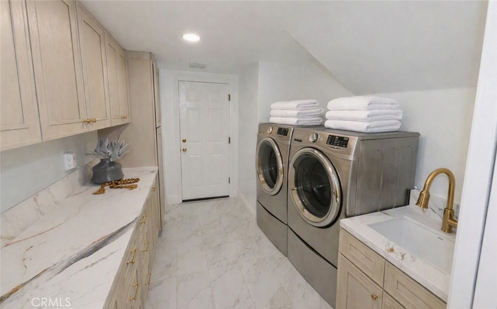 Virtually added washer and dryer - 29991 Saddleridge, San Juan Capistrano CA 92675 - photo 19
