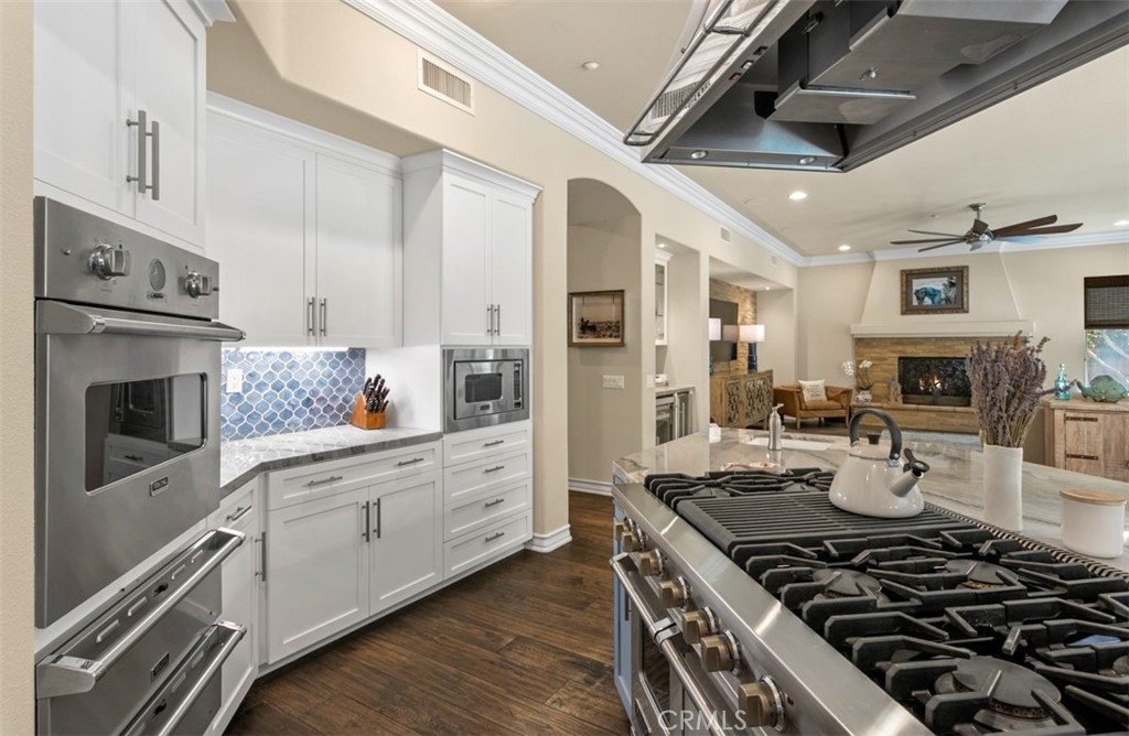 Additional oven and 2 warming drawers - 31201 Old San Juan Road, San Juan Capistrano CA 92675 - photo 29