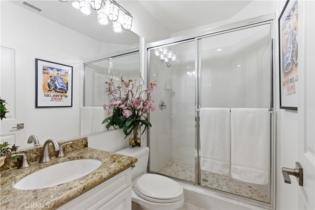 Ensuite main-floor full bathroom - 31251 Calle Bolero, San Juan Capistrano CA 92675 - photo 20