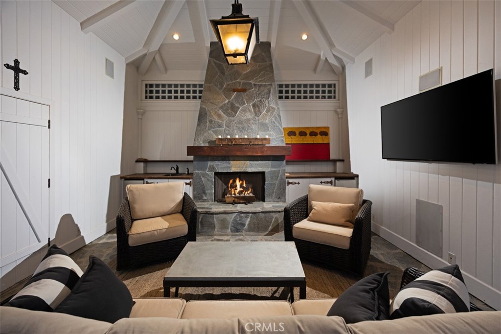 Pool house with fireplace and bath - 31445 Juliana Farms Road, San Juan Capistrano CA 92675 - photo 6
