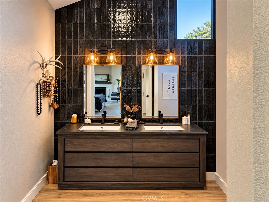Double vanity in primary bathroom. Photo enhanced. - 31461 Paseo Duran, San Juan Capistrano CA 92675 - photo 16