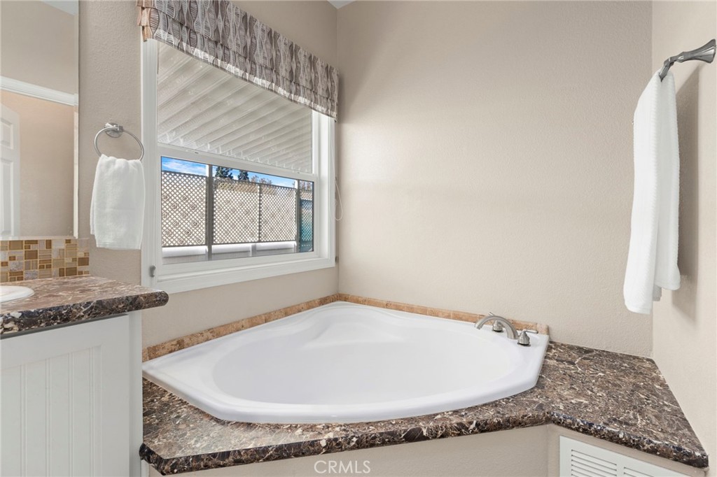 Sunken tub in primary bath - 32302 Alipaz 292, San Juan Capistrano CA 92675 - photo 16