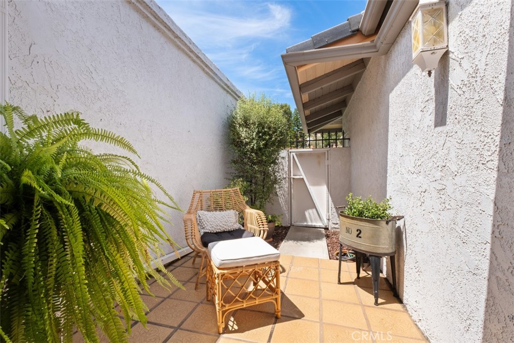 This courtyard is perfect place for a morning coffee. - 32452 Spyglass Court, San Juan Capistrano CA 92675 - photo 23