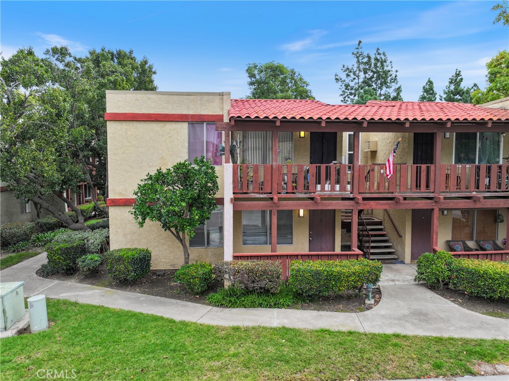 #113 End unit, lower level - 1000 W Macarthur Boulevard 113, Santa Ana CA 92707 - photo 1