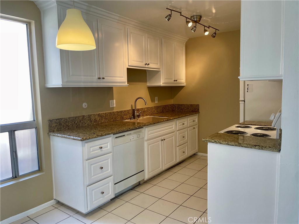 Dining Area to Kitchen - 1000 W Macarthur Boulevard 87, Santa Ana CA 92707 - photo 1