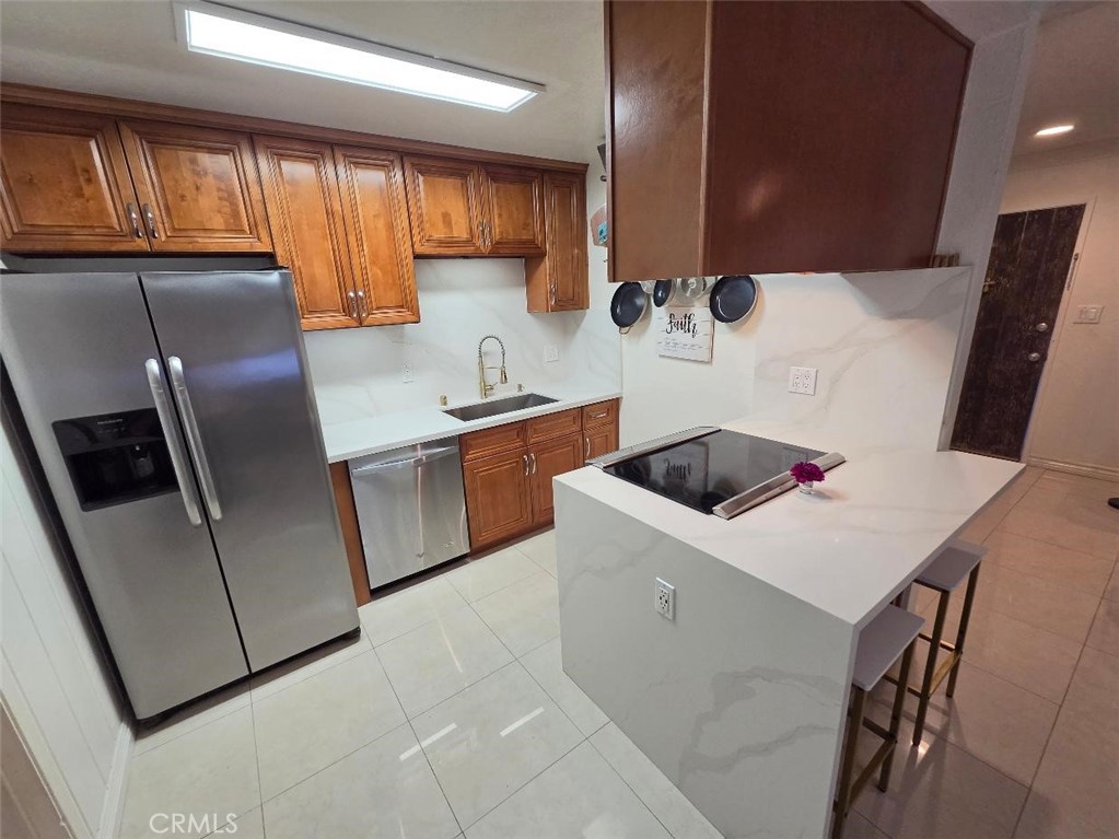 new white quartz counters with waterfall effect - 1010 W Macarthur Boulevard 77, Santa Ana CA 92707 - photo 3