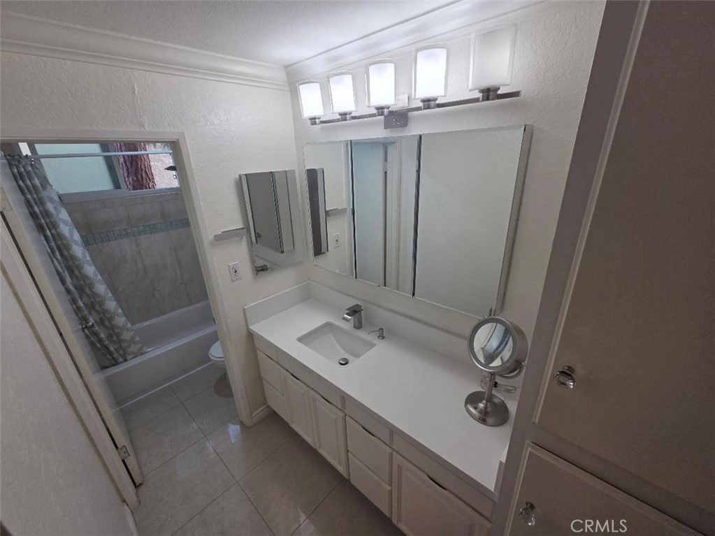 new quartz counters in bath - 1010 W Macarthur Boulevard 77, Santa Ana CA 92707 - photo 5